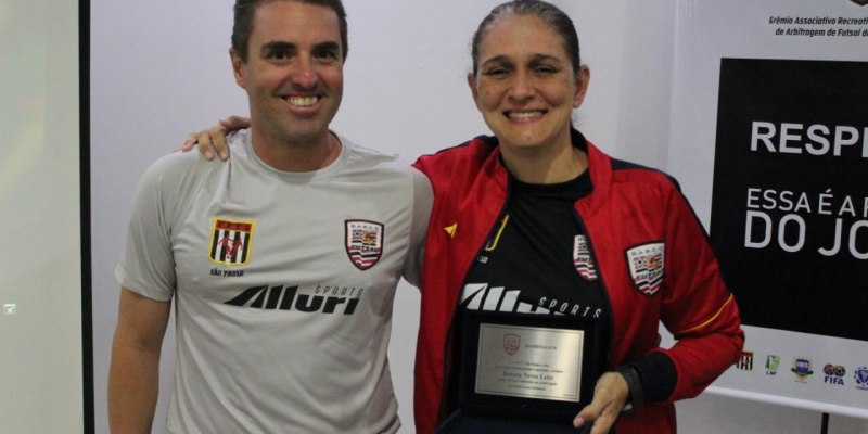 Placa a Associada Renata Leite, pelos anos de dedicação a Arbitragem de Futsal do GARCO.